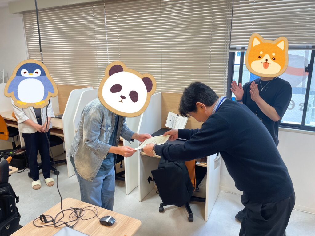 資格取得された利用者さんの表彰式を行いました！のイメージ画像
